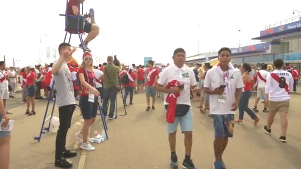 Sochi, Adler, Oroszország - június 26, 2018: Fifa 2018. Labdarúgás rajongók Peru és Ausztrália nemzeti csapat lesz a mérkőzés Fisht a stadionban, az olimpiai falu. 4k, szerkesztői — Stock videók