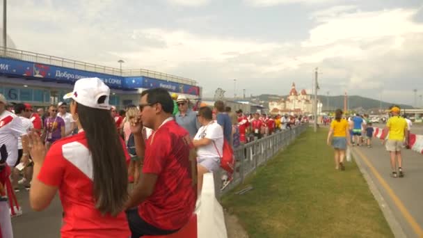 SOCHI, ADLER, RUSIA 26 de junio de 2018: FIFA 2018. Los aficionados al fútbol de la selección nacional de Perú y Australia van al partido en el estadio Fisht en el pueblo olímpico. 4K, EDITORIAL — Vídeo de stock