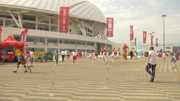 Sochi, Rusland - 16 juni, 2018: Fifa 2018. Voetbalfans lopen in het park naast de zeehaven. 4k. — Stockvideo