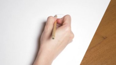 bir el bir kız bir portresini çizer. 4k, yakın çekim. Ağır çekim. yukarıdan görüntülemek.