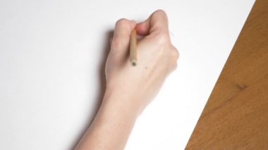 bir el bir kız bir portresini çizer. 4k, yakın çekim. Ağır çekim. yukarıdan görüntülemek.