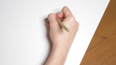 bir el bir kız bir portresini çizer. 4k, yakın çekim. Ağır çekim. yukarıdan görüntülemek.