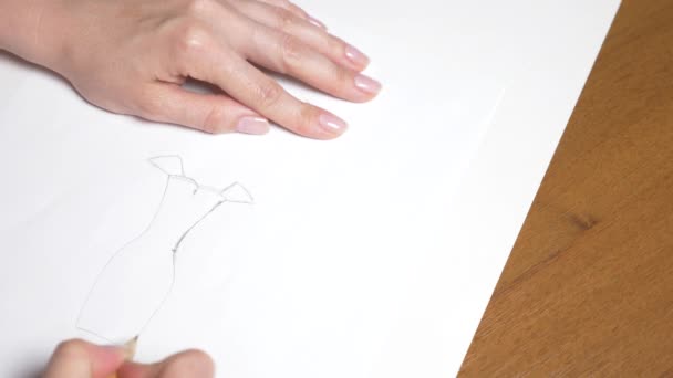 スローモーション。4 k、クローズ アップ、平面図です。女性の手を鉛筆で描画します。ドレスの少女の図面. — ストック動画
