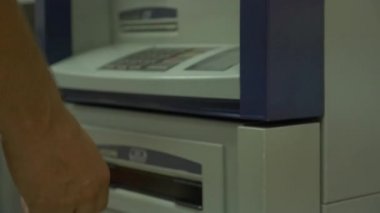 İnsan eli bir kredi kartı pos terminal içinde geçerlidir. Ayrıntı kartın. Kredi kartı makine para hareket için. Yakın çekim. Ödeme teknoloji