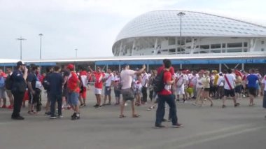 Soçi, Adler, Rusya Federasyonu - 26 Haziran 2018: FIFA 2018. Peru ve Avustralya milli takımının futbol taraftarları Olimpiyat Köyü Fisht Stadyumu'nda maç olacak. Yazı işleri