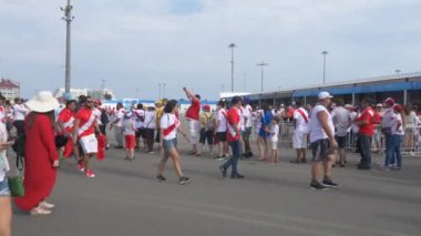 Soçi, Adler, Rusya Federasyonu - 26 Haziran 2018: FIFA 2018. Peru ve Avustralya milli takımının futbol taraftarları Olimpiyat Köyü Fisht Stadyumu'nda maç olacak. Yazı işleri