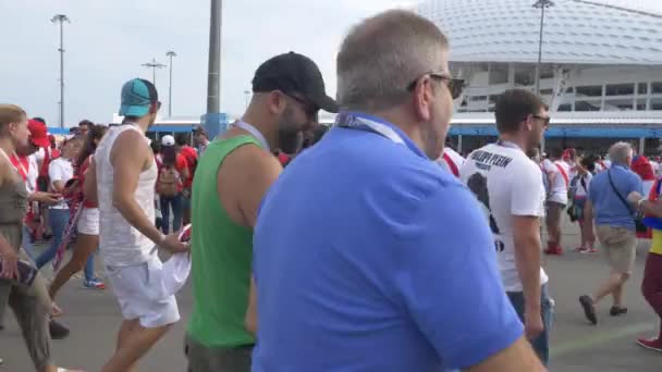 소 치, 아들레르, 러시아-2018 년 6 월 26 일: Fifa 2018 호주와 페루의 국가 대표 팀의 축구 팬 들은 올림픽 선수 촌에서 경기장 Fisht에 일치 하려고 합니다. 광고 문안 — 비디오