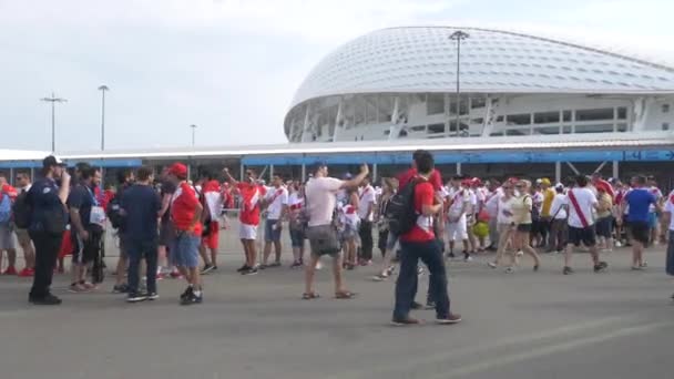 Sotsji, Adler, Rusland - 26 juni, 2018: Fifa-2018. De ventilators van de voetbal van het nationale team van Peru en Australië gaan de wedstrijd in het stadion Fisht in het Olympisch dorp. Redactie — Stockvideo