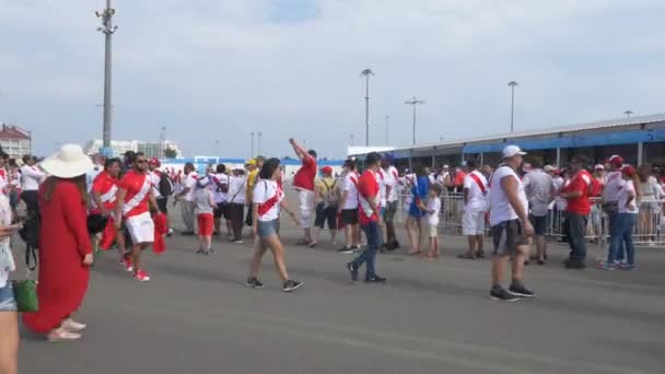 SOCHI, ADLER, RUSIA 26 de junio de 2018: FIFA 2018. Los aficionados al fútbol de la selección nacional de Perú y Australia van al partido en el estadio Fisht en el pueblo olímpico. EDITORIAL — Vídeo de stock