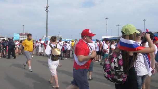 SOCHI, ADLER, RUSIA 26 de junio de 2018: FIFA 2018. Los aficionados al fútbol de la selección nacional de Perú y Australia van al partido en el estadio Fisht en el pueblo olímpico. EDITORIAL — Vídeos de Stock