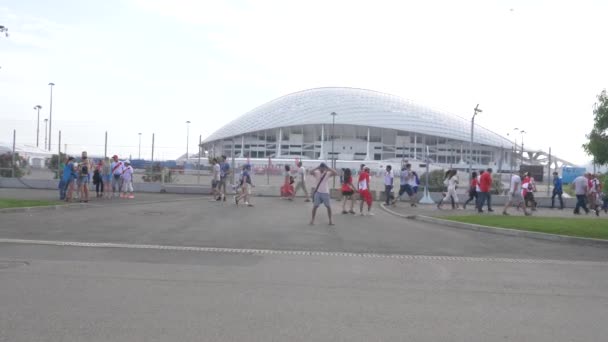 SOCHI, ADLER, RUSIA 26 de junio de 2018: FIFA 2018. Los aficionados al fútbol de la selección nacional de Perú y Australia van al partido en el estadio Fisht en el pueblo olímpico. EDITORIAL — Vídeos de Stock