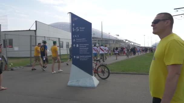 SOCHI, ADLER, RUSIA 26 de junio de 2018: FIFA 2018. Los aficionados al fútbol de la selección nacional de Perú y Australia van al partido en el estadio Fisht en el pueblo olímpico. EDITORIAL — Vídeo de stock