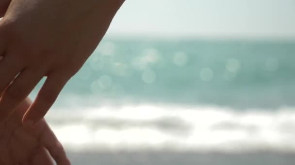 Подростки, мальчик и девочка, держащиеся за руки, попадают в морские волны. 4k, slow motion, blur . — стоковое видео