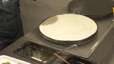 yakın çekim. özel ekipman üzerinde pişirme Krep Pişirme.