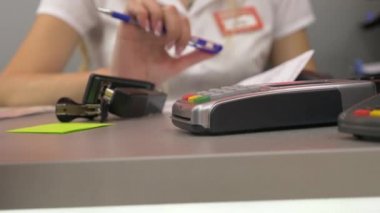 İnsan eli bir kredi kartı pos terminal içinde geçerlidir. Ayrıntı kartın. Kredi kartı makine para hareket için. Yakın çekim. Ödeme teknoloji