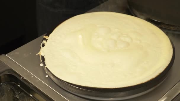 Gros plan. crêpes de cuisson en cuisine sur des équipements spéciaux . — Video