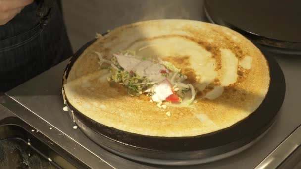 Gros plan. crêpes de cuisson en cuisine sur des équipements spéciaux . — Video