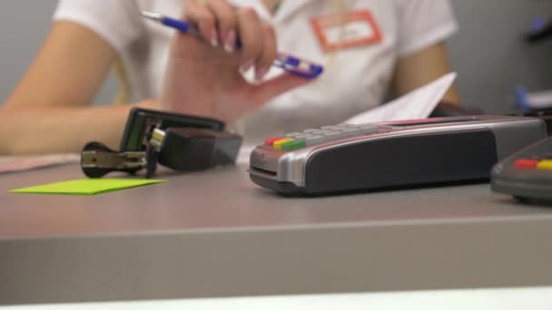 La mano humana aplica una tarjeta de crédito en el terminal pos. Detalle de la tarjeta. Máquina de tarjeta de crédito para transacción de dinero. De cerca. Tecnología de pago — Vídeo de stock