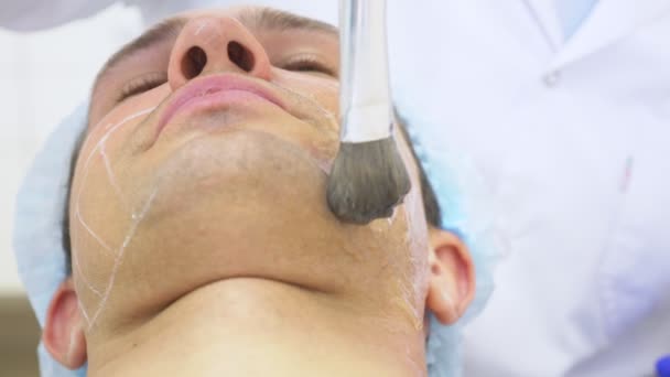 Non-surgical face lifting. SMAS lifting ultrasonic. The process of rejuvenation. Hardware cosmetology. contour face plastic. hands of a dermatologist doctor make a man an ultrasound facelift — Stock Video
