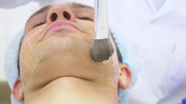 Niet-chirurgische face opheffen. SMAS ultrasone opheffen. Het proces van verjonging. Hardware cosmetologie. Contour gezicht kunststof. handen van een dermatoloog dokter maken een man een echografie facelift — Stockvideo