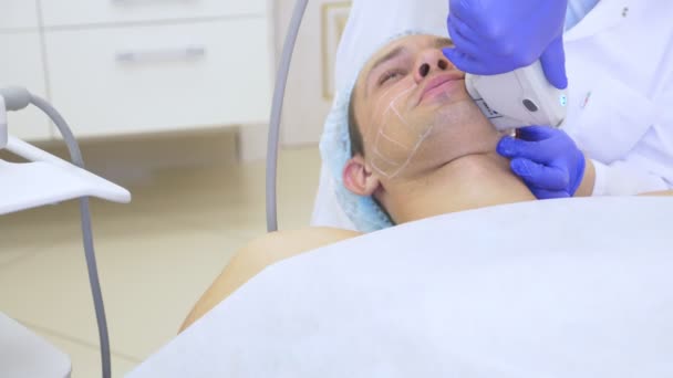 Lifting facial no quirúrgico. SMAS levantando ultrasonidos. El proceso de rejuvenecimiento. Cosmetología de hardware. contorno de cara de plástico. manos de un dermatólogo médico hacer un hombre un ultrasonido lifting facial — Vídeos de Stock