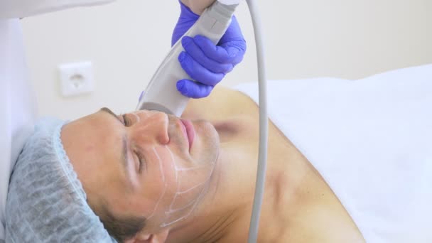 Lifting facial non chirurgical. SMAS levant les ultrasons. Le processus de rajeunissement. Cosmétologie du matériel. contour visage plastique. mains d'un dermatologue médecin faire un homme un lifting échographique — Video