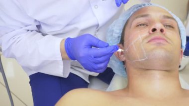 Sigara Cerrahi yüz germe. Smas ultrasonik kaldırma. Gençleştirme işlemidir. Donanım kozmetik. kontur yüz plastik. bir dermatolog Doktor elinde bir adam bir ultrason facelift olun.