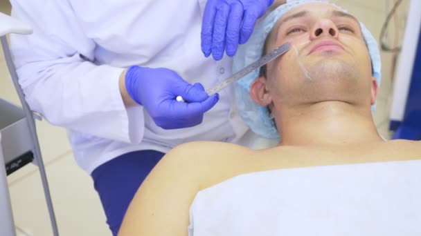 Non chirurgiczne face lifting. Lifting podnoszenia ultradźwiękowe. Proces odmładzania. Sprzęt kosmetyczny, narzędzia. plastik kontur twarzy. ręce lekarza dermatologa zrobić człowieka, USG facelift — Wideo stockowe