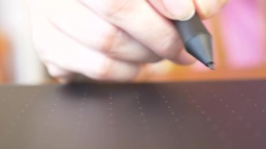 Closeup grafik tablet kullanarak elde. 4k, ağır çekim