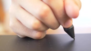 Closeup grafik tablet kullanarak elde. 4k, ağır çekim