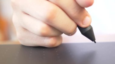 Closeup grafik tablet kullanarak elde. 4k, ağır çekim