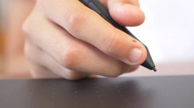 Closeup grafik tablet kullanarak elde. 4k, ağır çekim