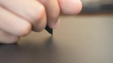 Closeup grafik tablet kullanarak elde. 4k, ağır çekim