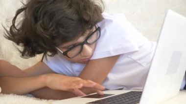 Gözlük takan yakışıklı genç kanepede dizüstü yanında uyur. 4k