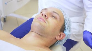 Sigara Cerrahi yüz germe. Smas ultrasonik kaldırma. Gençleştirme işlemidir. Donanım kozmetik. kontur yüz plastik. bir dermatolog Doktor elinde bir adam bir ultrason facelift olun.