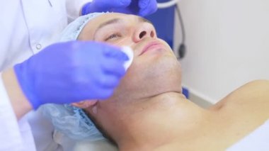 Sigara Cerrahi yüz germe. Smas ultrasonik kaldırma. Gençleştirme işlemidir. Donanım kozmetik. kontur yüz plastik. bir dermatolog Doktor elinde bir adam bir ultrason facelift olun.