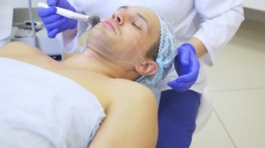 Sigara Cerrahi yüz germe. Smas ultrasonik kaldırma. Gençleştirme işlemidir. Donanım kozmetik. kontur yüz plastik. bir dermatolog Doktor elinde bir adam bir ultrason facelift olun.