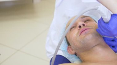 Sigara Cerrahi yüz germe. Smas ultrasonik kaldırma. Gençleştirme işlemidir. Donanım kozmetik. kontur yüz plastik. bir dermatolog Doktor elinde bir adam bir ultrason facelift olun.