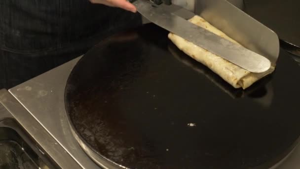 Närbild. Matlagning pannkakor i matlagning på särskild utrustning. — Stockvideo