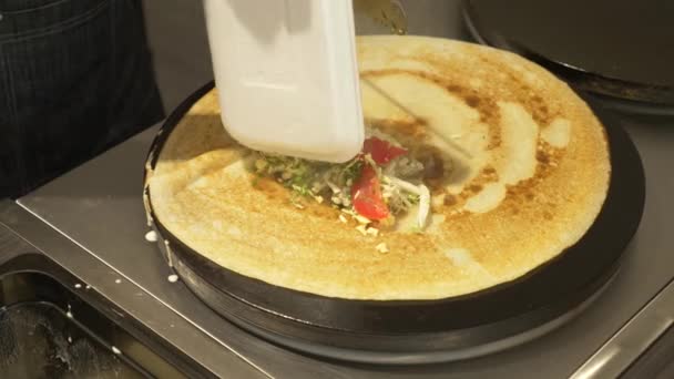 Close-up. koken pannenkoeken in de keuken op speciale apparatuur. — Stockvideo