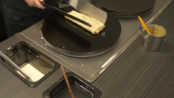 Nahaufnahme. Pfannkuchen kochen beim Kochen auf speziellen Geräten. — Stockvideo