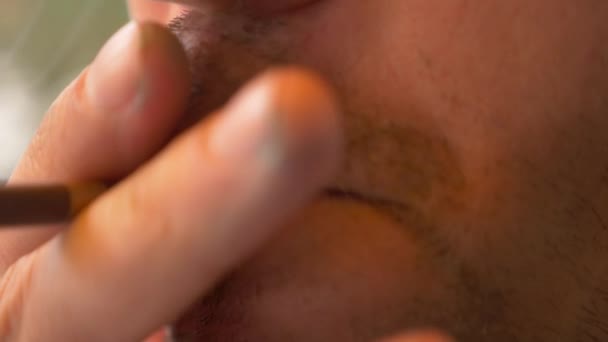 Nahaufnahme, ein Mann zündet sich eine Zigarette an. 4k, Zeitlupe — Stockvideo