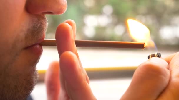 Крупным планом, мужчина закуривает сигарету. 4k, slow motion — стоковое видео