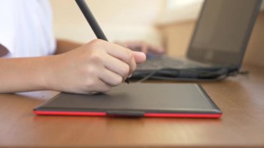 Closeup grafik tablet kullanarak elde. 4k, ağır çekim