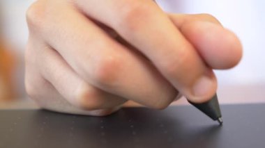 Closeup grafik tablet kullanarak elde. 4k, ağır çekim