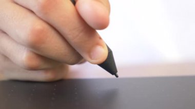 Closeup grafik tablet kullanarak elde. 4k, ağır çekim