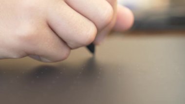 Closeup grafik tablet kullanarak elde. 4k, ağır çekim