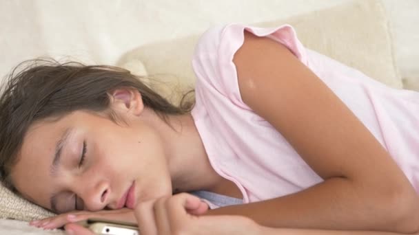 Adolescente Mignonne Dormant Sur Canapé Avec Téléphone Main Manque Sommeil — Video