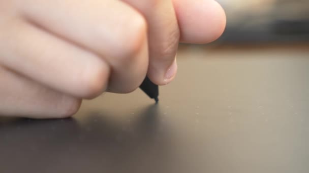 Primer plano a mano con tableta gráfica. 4k, cámara lenta — Vídeo de stock