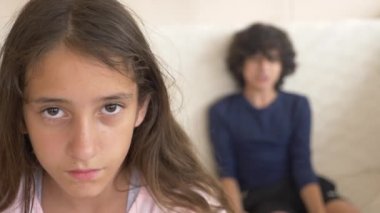 Gençler, İkizler, kardeşi ve kız kardeşi, kavga kanepede oturuyor. 4 k, ağır çekim, yakın çekim.